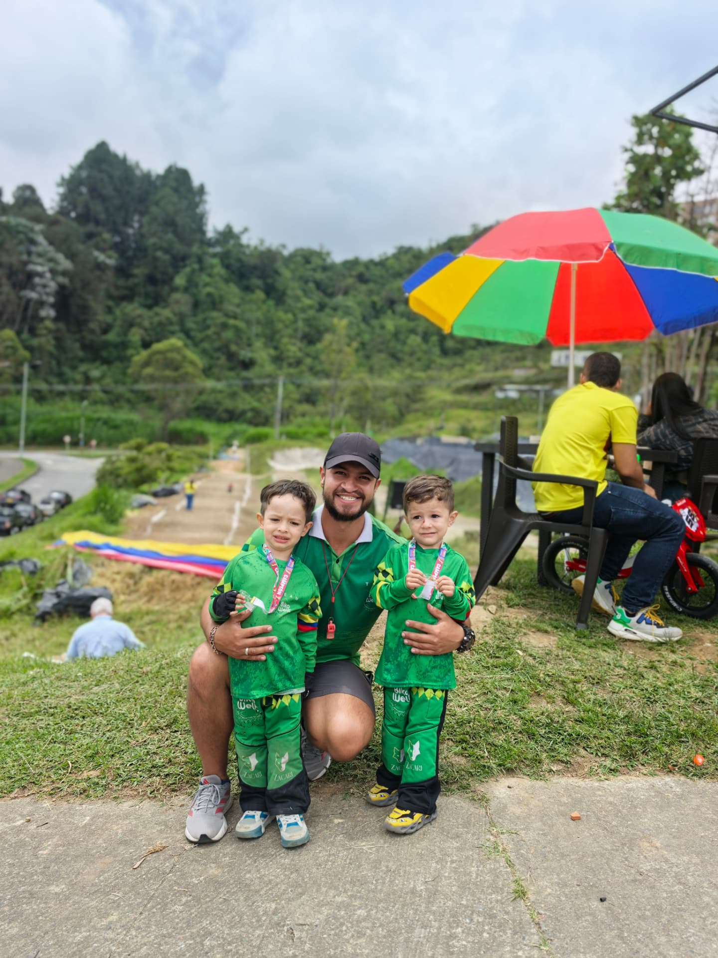 Niños participando en la escuela de ciclismo Bikowelt